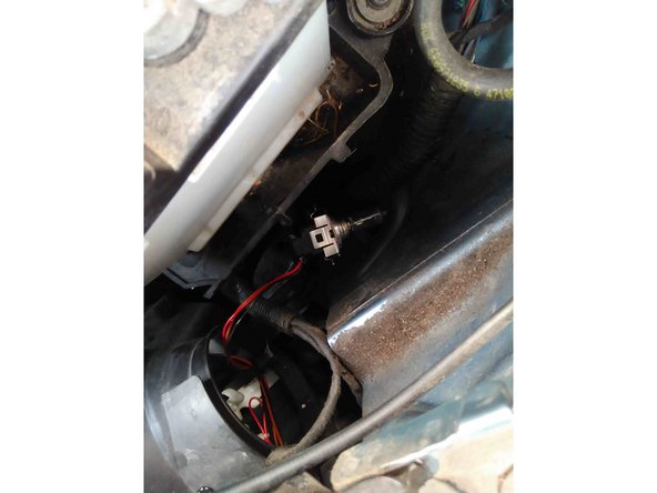 Commencer par remettre l'ampoule sur son support.