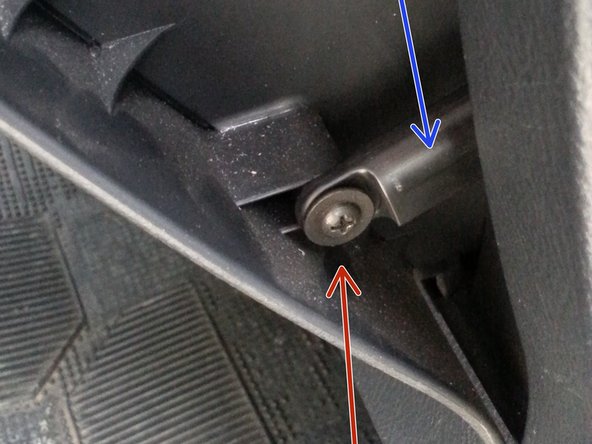 Déloger  le petit vérin comme sur la photo n° 3