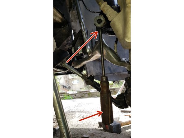 Placez des cales en bois sous le disque de frein dès maintenant car dès les premiers coups de marteau la fusée risque de vite glisser.