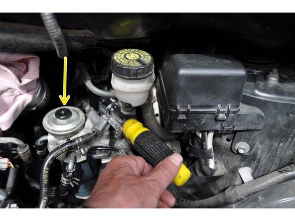 Une fois tout en place actionner la pompe 20 à 30 fois jusqu' à ce qu'elle deviennent dure,  remonter, boite à air, filtre, couvercle, durite et enficher le connecteur capteur de débit d'air et démarrer. C'est terminé!