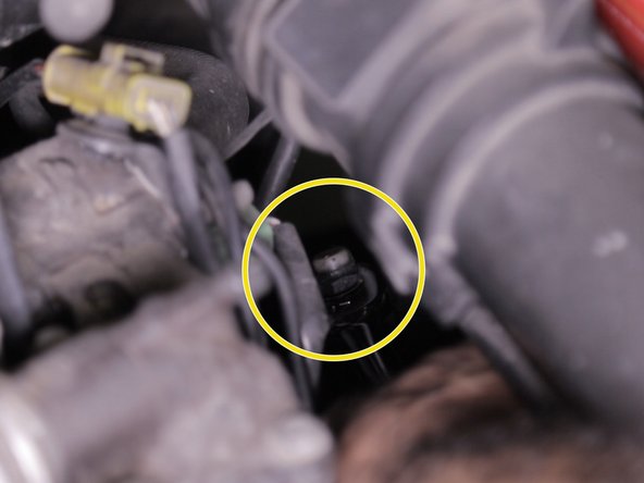 Retirer avec une clé de 17 le bouchon de mis à l'air libre au dessus de la boite de vitesse