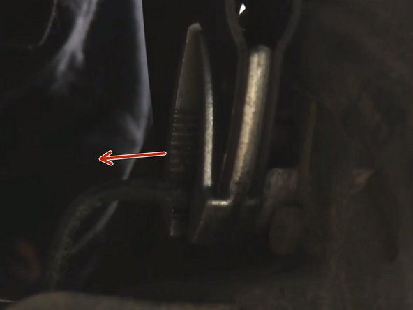 Placer un bac pour récupérer le liquide frein