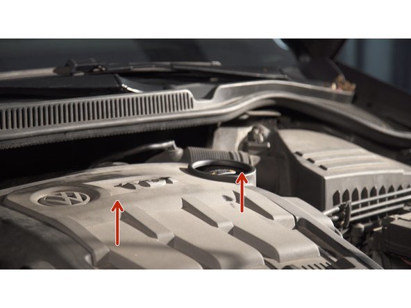 Retirer le cache moteur en tirant dessus