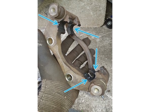 Ne pas pulvériser sur les surfaces de frottement.