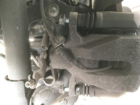 A l'aide de la clé plate de 14 et 17 deviser les deux vis de l'étrier