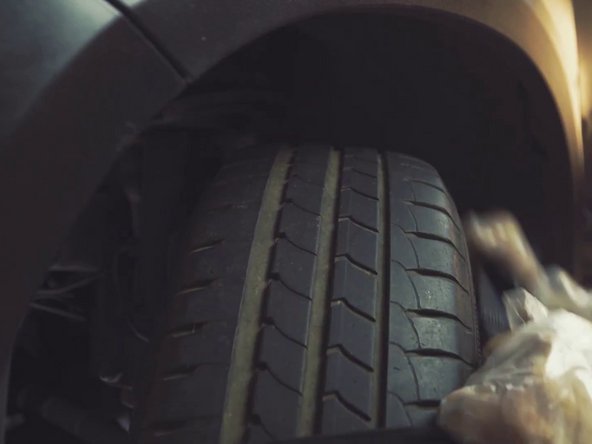 Tirer sur le dessus de la chaîne pour la déposer, puis décrocher la seconde sur l'autre roue