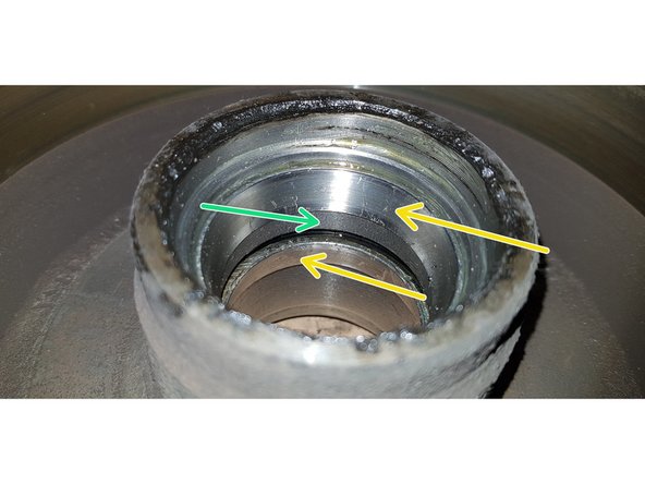 Placez un tournevis plat ou un chasse-goupille contre la face de la bague qui vient contre l'épaulement puis chassez-la avec un marteau.