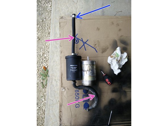 Attention le filtre à un sens! Les flèches indiquent sur le filtre le sens d'écoulement de l'essence