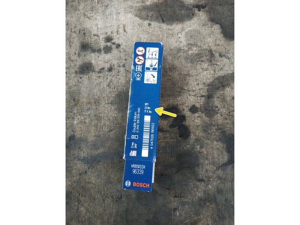 l'emballage de la nouvelle bougie nous renseigne quant au couple de serrage : 23 N.m