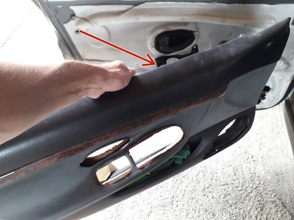 Déclipser le panneau de garniture en faisant levier entre la porte et le panneau