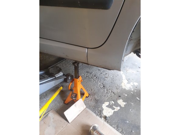 A l aidé d un cric et de chandelles lever le véhicule