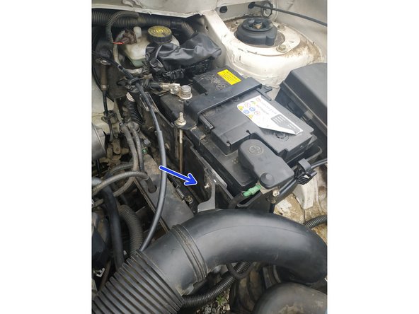 fixer la durite sur le support batterie et connecter la batterie