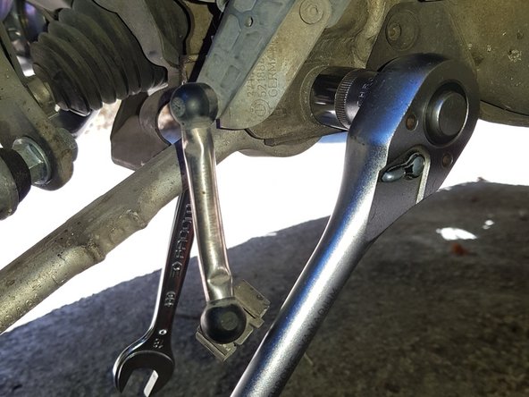 Utilisez une clé à œil de 18mm et une douille de 18mm pour retirer l'écrou.