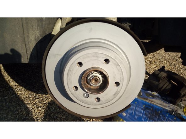 Poser le nouveau disque avec sa nouvelle vis