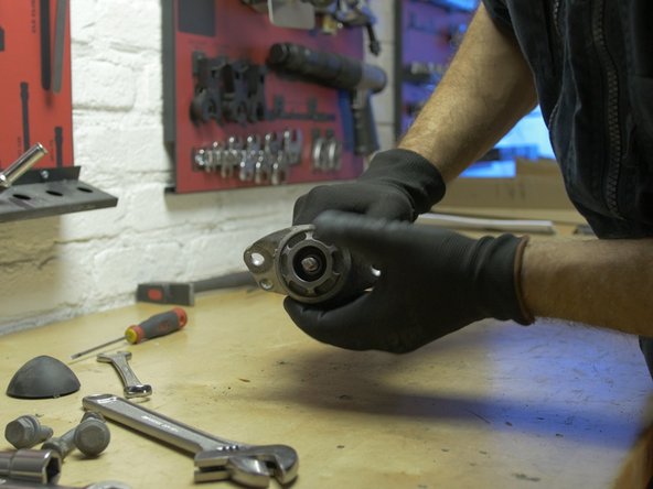 Tirer sur la butée d'amortisseur pour la retirer