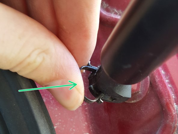 Appuyer avec le pouce pour remettre le clips.