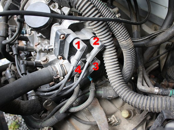 Avant de déposer la bobine d'allumage il est conseillé de repérer les 4 fils haute tension afin de les rebrancher correctement sur chacune des bornes de la bobine.