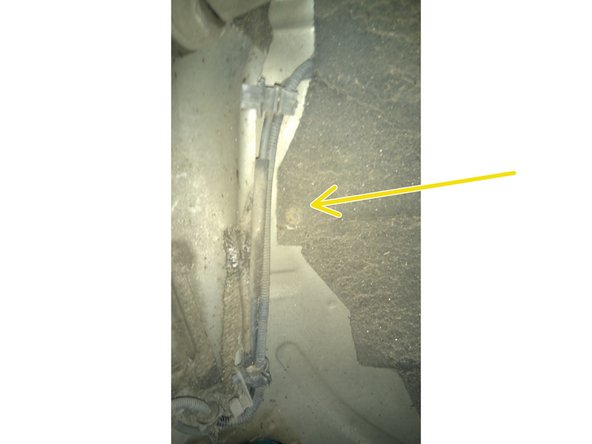 Enlever les vis du pare-boue pour un meilleur accès à la vis du triangle supérieur