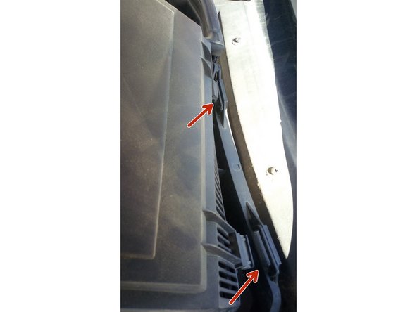 Reposer le cache en y insérant d'abord les encoches du couvercle