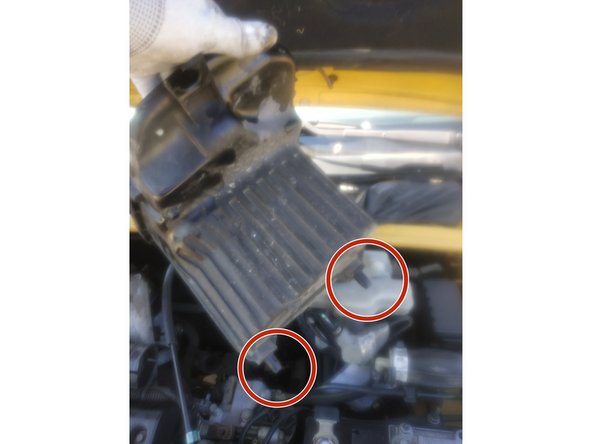 la boîte à air a 2 ergots