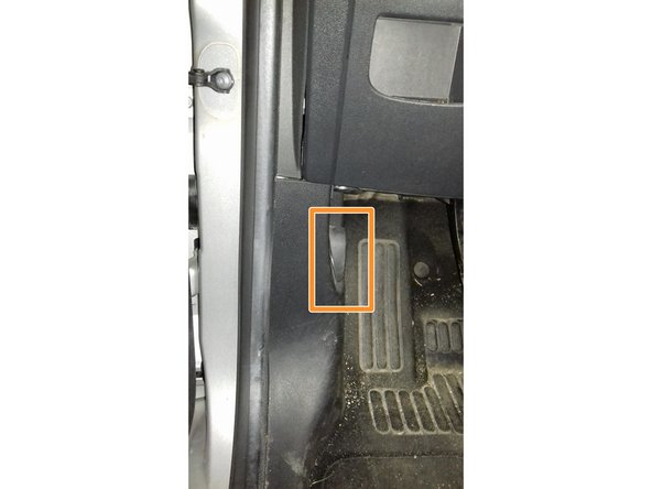 Déverrouillage du capot avec la tirette dans l'habitacle au niveau du montant gauche coté passager.