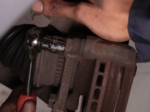 Desserrer les deux vis du support d’étrier