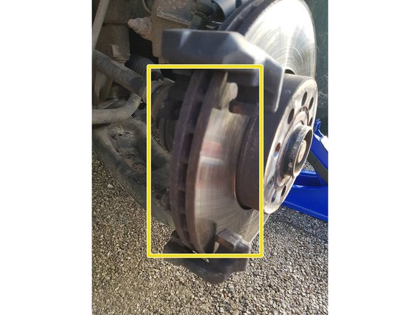 Vous pouvez maintenant déposé la deuxième plaquette qui est toujours posé contre le disque, pour cela, tirez vers vous.