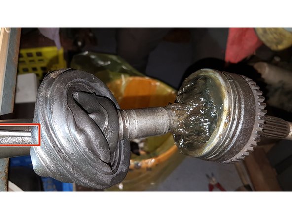 ATTENTION: penser qu'il y aura un circlip métallique, ne couper pas le soufflet trop court !