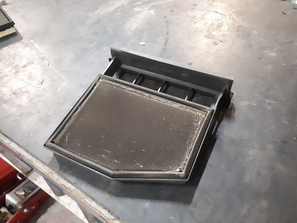 Tirer complètement le socle du filtre à air