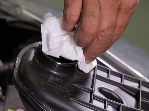 Nettoyez à l'aide d'un chiffon le tuyau d'admission d'air