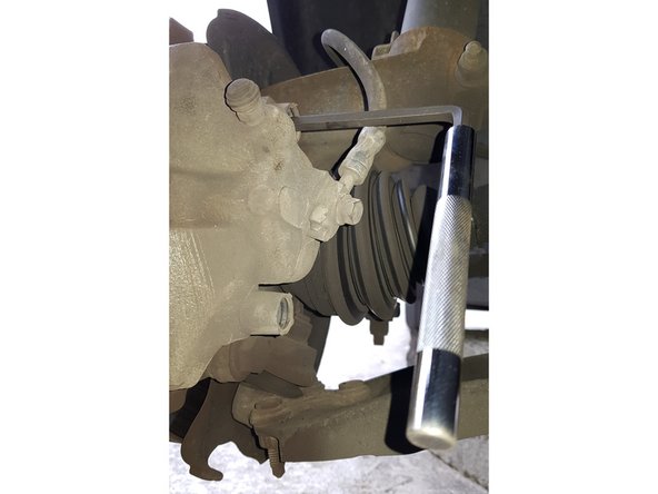 Avec une clé BTR de 7mm retirez les 2 vis.