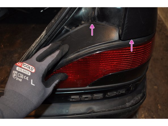 Vérifier que le phare est bien dans son emplacement pour éviter un défaut d'étanchéité.