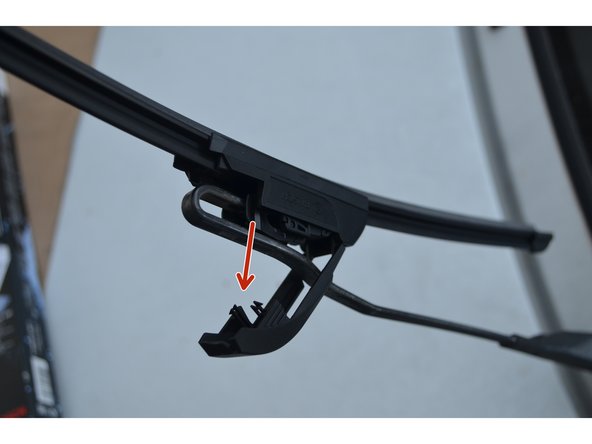 Présentez le balai dans son emplacement.