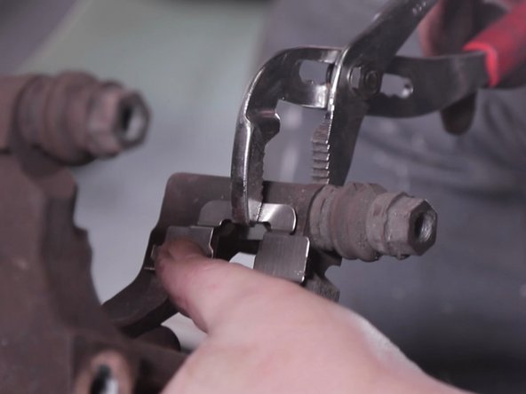 Installer les portées.Utiliser la pince multiprise pour les serrer correctement