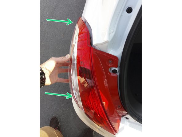 Appuyer pour remboîter le feu arrière dans son logement.