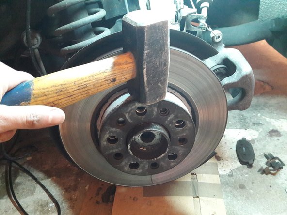 Si le disque ne viens pas il faudra tapoter sur tout le tour avec une masette.