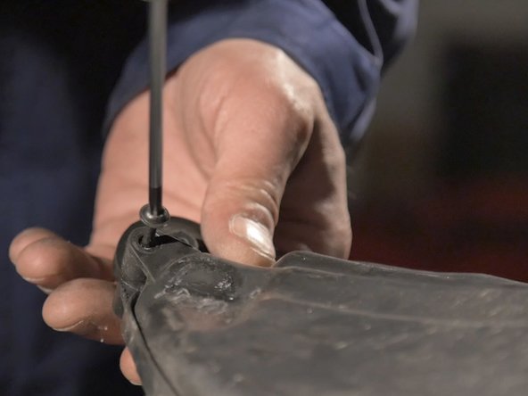 Une fois la boite à air sortie de son emplacement, dévisser les 5 vis retenant la boite fermée à l'aide d'un tournevis Torx T20