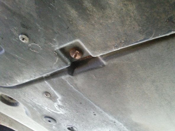 dévisser les 4 vis à l'aide d'un gros tournevis