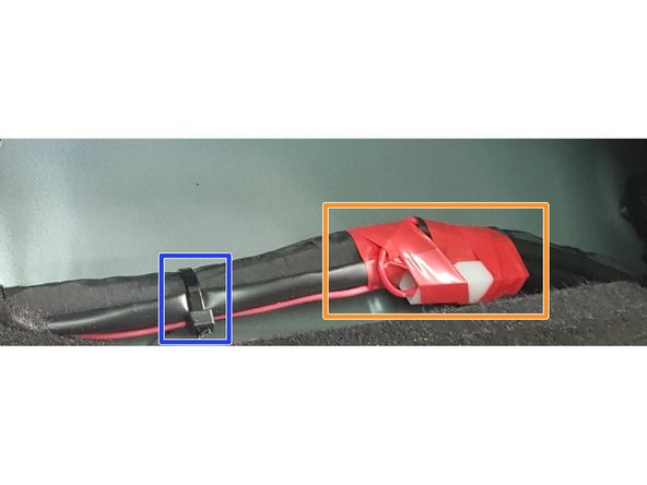 Grace à une pointe à tracer ou aiguille fine, appuyer sur les cotés afin de libérer la platine au centre du connecteur.