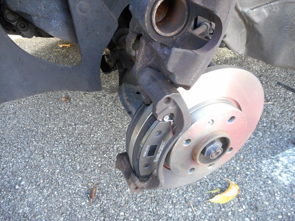 Mettre en place les nouvelles plaquettes dans le support d'étrier.