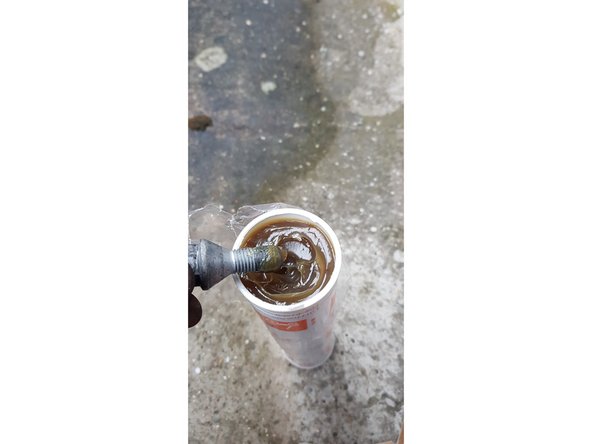 Au moment du remontage des roues  je profite pour mettre un peux de graisse sur les goujons de roue.