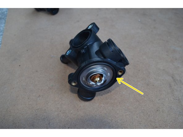 Placez le thermostat dans le boîtier.