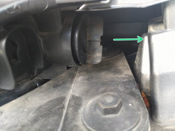 Une fois le support déclipsé, le sortir de son emplacement.