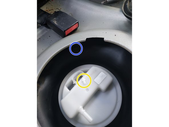 un sur le réservoir (pas très visible sur la photo mais il se voit très bien sur le réservoir)