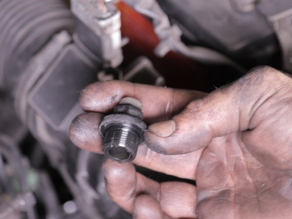 Retirer avec une clé de 17 le bouchon de mis à l'air libre au dessus de la boite de vitesse