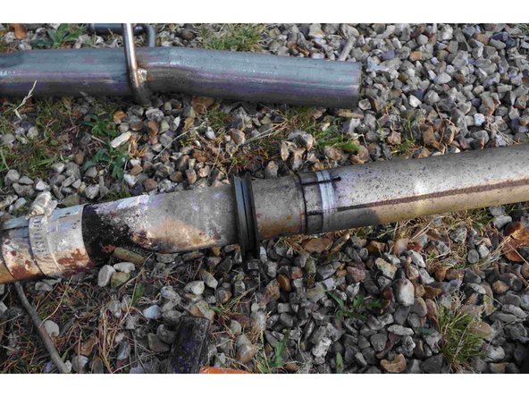 Une réparation de fortune avait été faite pour colmater le trou béant... (sorte de pansement). Mais à ce niveau, il vaut quand même mieux remplacer la pièce !