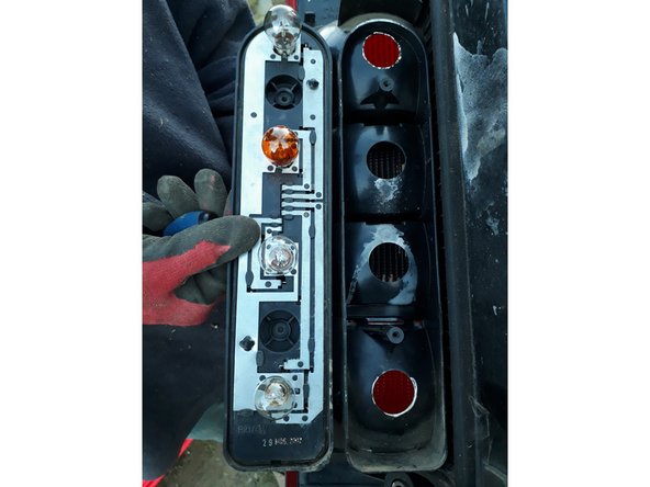 Dévisser les deux vis cruciforme pour démonter la platine