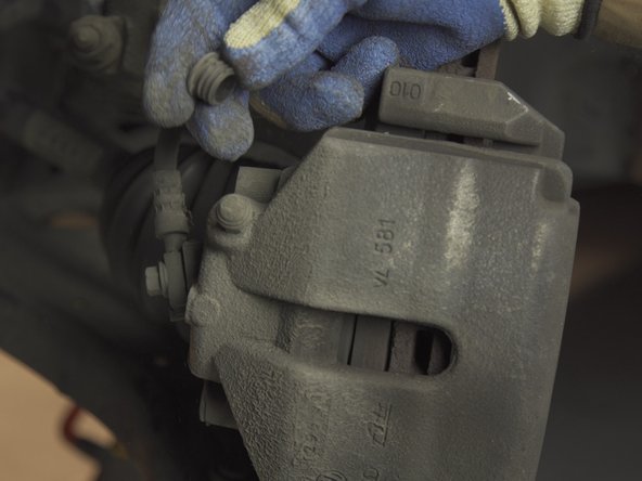 Retirer les caches anti-poussière des colonnettes à l'aide du tournevis plat