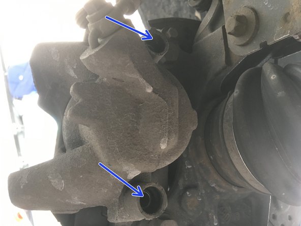 Déviser les vis à l'aide de la clé BTR de 7