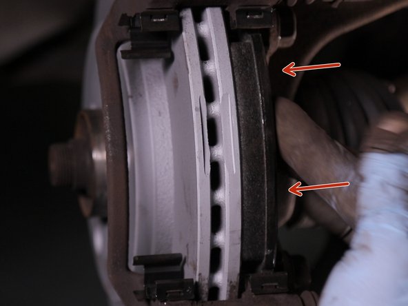 Reposer les deux plaquettes de frein de chaque cotés du disque